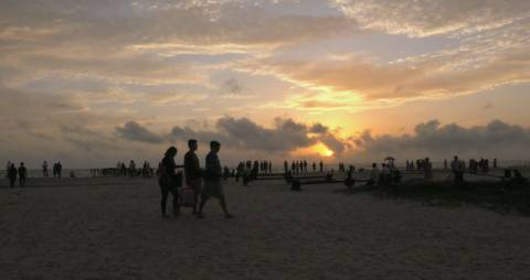 People strolling at Alappuzha beach, Kerala