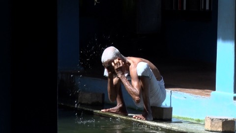 Old man preparing for Namaz at Valiya Juma Masjid, Malappuram