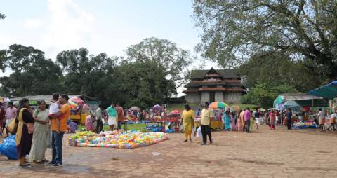 People shopping in Vadakkumnathan Temple premises, Kerala